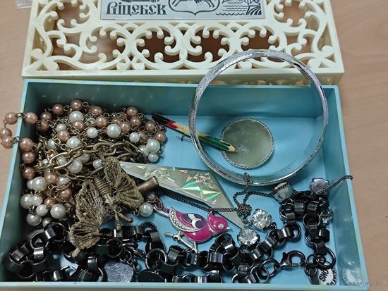 Лот бижутерии вместе с коробкой