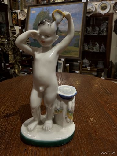 "Утро", ЛФЗ, фарфор, 1960г. Автор Г. Столбова. Высота 14 см.