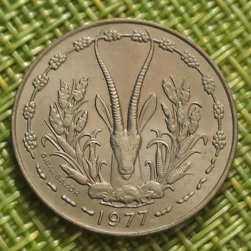 Западная Африка 10 франков 1977 г ( фауна Антилопа номинал пореже & состояние)