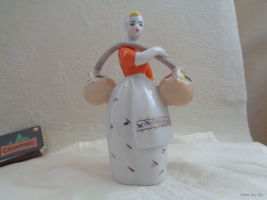 Девушка с грибами. Полонский завод художественной керамики. Авторы Ф. Бобик и Т. Н. Шуляк. 15*10. Бронницы. Старт с 10 руб.