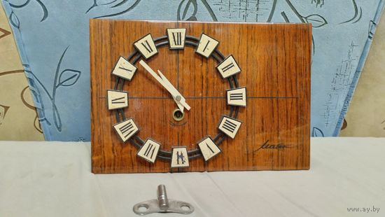 Часы настенные механические Маяк.