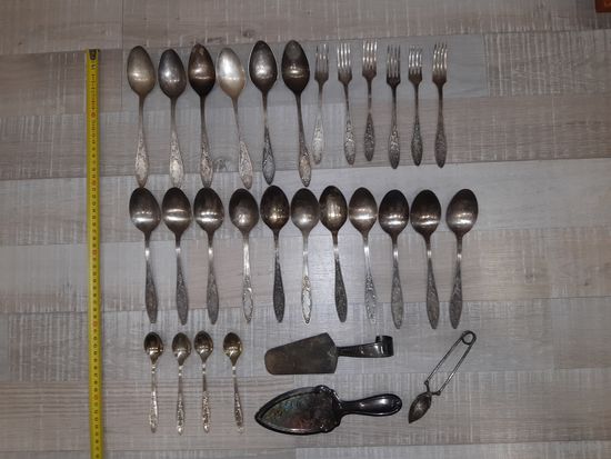 Лот ложки , вилки , лопатка доя торта , заварник . Мельхиор
