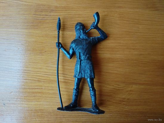 Фигурка викинга.