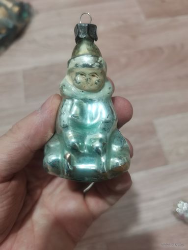 Советская елочная игрушка мальчик на санках