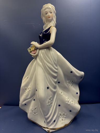 Статуэтка Люция с цветами фарфор