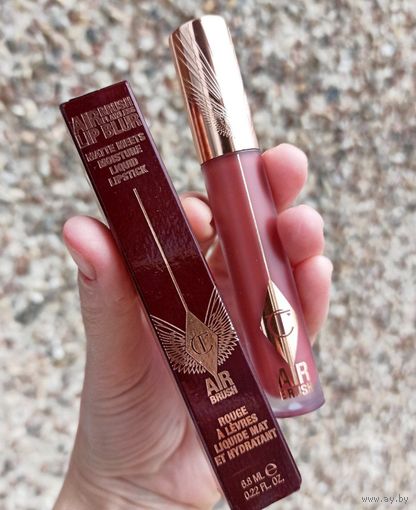 Жидкая матовая помада Charlotte Tilbury Airbrush Flawless Lip Blur Matte Meets Moisture Liquid Lipstick 6.8 ml в оттенке Walk of No Shame Blur