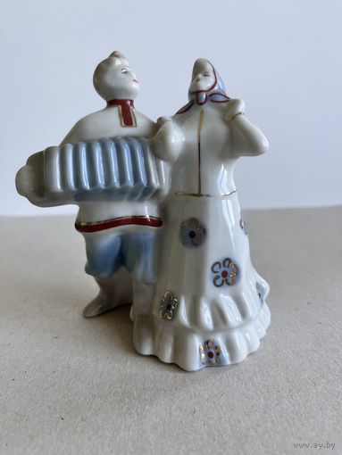 СТАТУЭТКА ФАРФОРОВАЯ "ЧАСТУШКИ". 12*10*6 СМ. СЫСЕРТЬ. СМ.ФОТО И ОПИСАНИЕ.