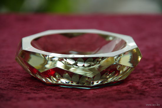 Ваза - вазочка , стекло ( диаметр 8,,5 см , высота 2,5 см )    целая