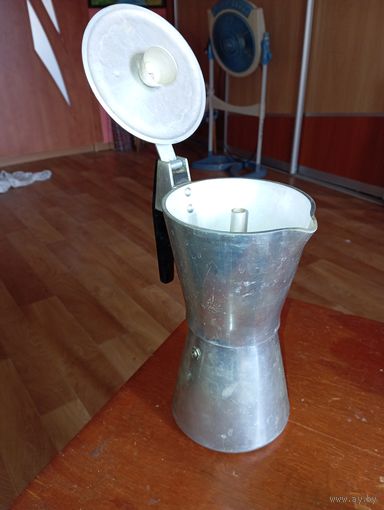 Гейзерная кофеварка СССР . 1978 года .