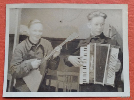 Фото музыкального дуэта. 1954 г. 9х12 см.