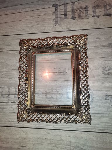 Металлическая рамка для фотографий с двойным, ажурным краем.