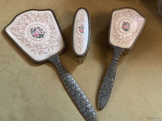 Туалетный набор Зеркало Расческа Нежные цветы вышивка Regent of London Англия 50-е