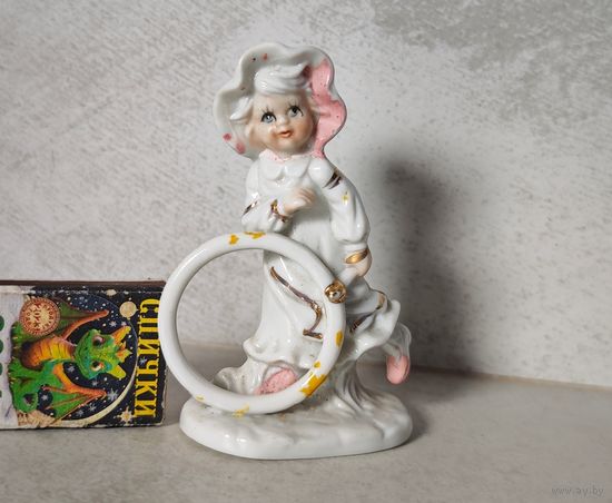 Статуэтка девочка с обручем