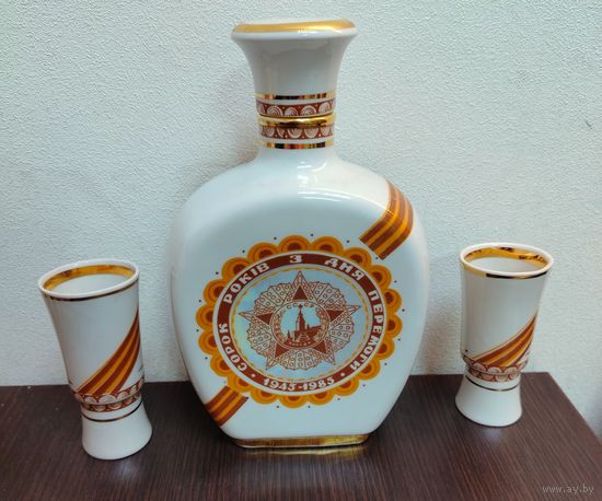 Винтажный сувенирный фарфоровый штоф ( графин )с двумя рюмками выпущенный в СССР
