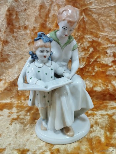 Статуэтка фарфоровая Первая буква (мама с дочкой), Полонное. СССР