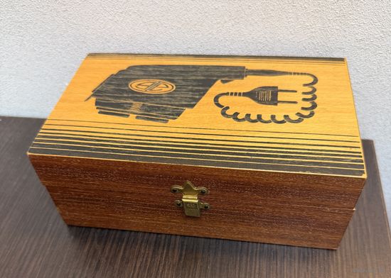 Винтажная деревянная шкатулка в ретро-стиле .