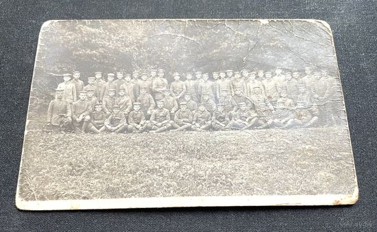 Фотооткрытка 1 Мировая война / Группа немецких солдат и офицеров / униформа фуражки