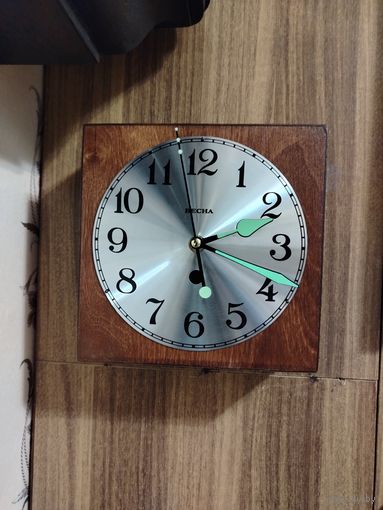 Настенно-настольные кварцевые часы на основе корпуса от часов "Весна".