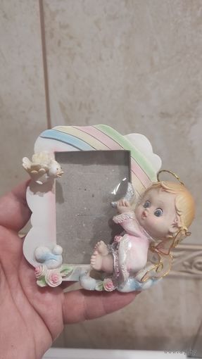 Рамка для фото с ангелом и птичкой, размер 10,5 на 10,5 см. Очень красивая.