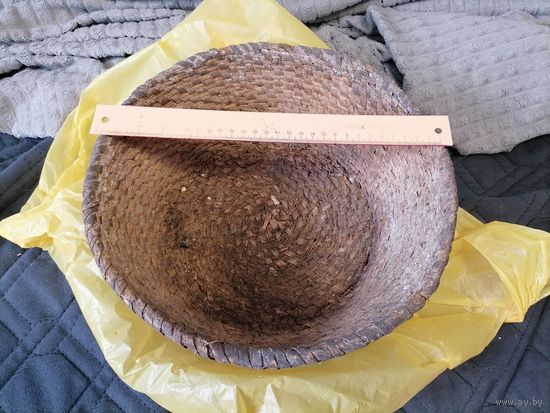 Старая плетёная емкость