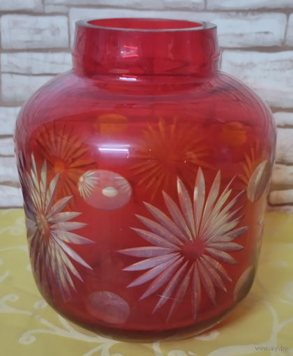 Ваза из красного рубинового стекла, вероятно, произведенную в СССР или Чехословакии. 1960-1970 гг