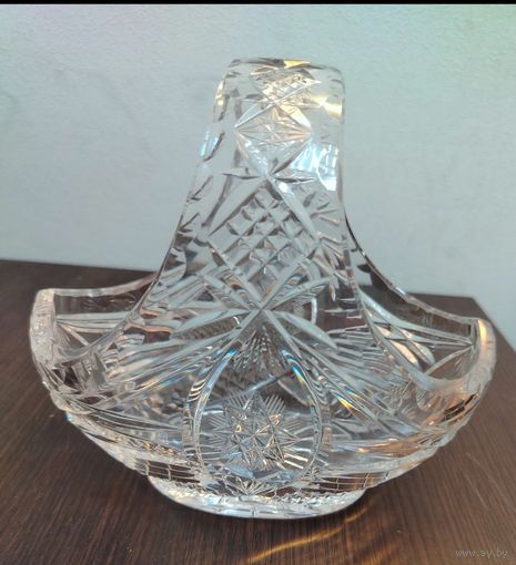 Хрустальная ваза корзинка размеры высота без ручки 7см с ручко 16см ширина 17 см. без сколов и трещин .