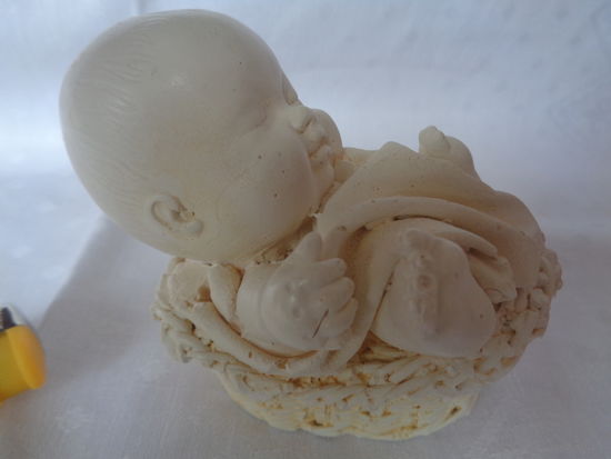 Малыш в корзинке. Гипс? Европа. Старт с 10 руб.