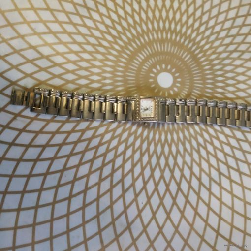 Часы наручные с браслетом OMAX , тикают. Состояние на скане.