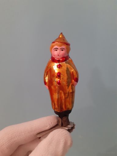 Мальчик в костюме клоуна