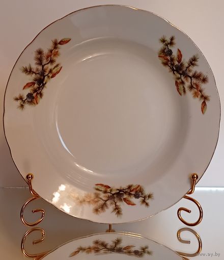 Japan. Япония.Тарелка. Костяной Фарфор. Кедровая ветка. Шишки. Диаметр 23 см