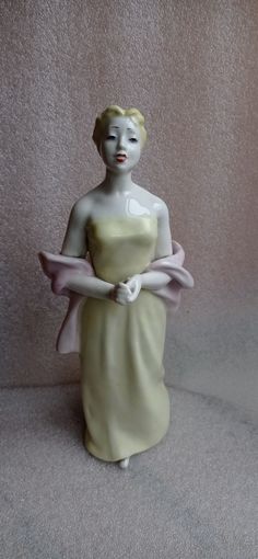 РЕДКАЯ КОЛЛЕКЦИОННАЯ ФАРФОРОВАЯ СТАТУЭТКА ПЕВИЦА КЛАВДИЯ ШУЛЬЖЕНКО ГОРОДНИЦА СССР РАННЯЯ  ОРИГИНАЛ  .  Распродажа Коллекции !!! . Экспресс  Аукцион с рубля без МПЦ   .Много лотов в продаже .