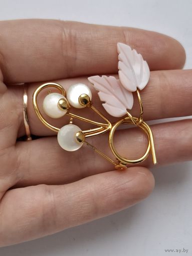 Брошь. Листики.  Натуральный перламутр. Позолота. 70-80-е годы, Германия