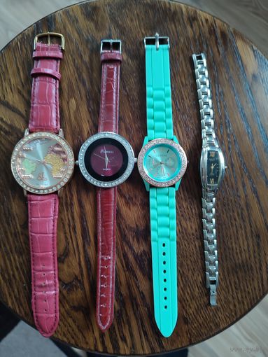 Женские кварцевые часы.