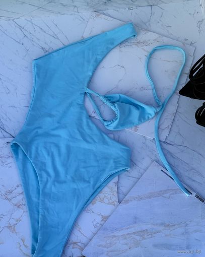 Купальник слитный с вырезами