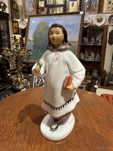 "Девочка-якутка с цветком", ЛФЗ, фарфор. 1970-1986 г.г. Автор С. Велихова. Высота 20 см.