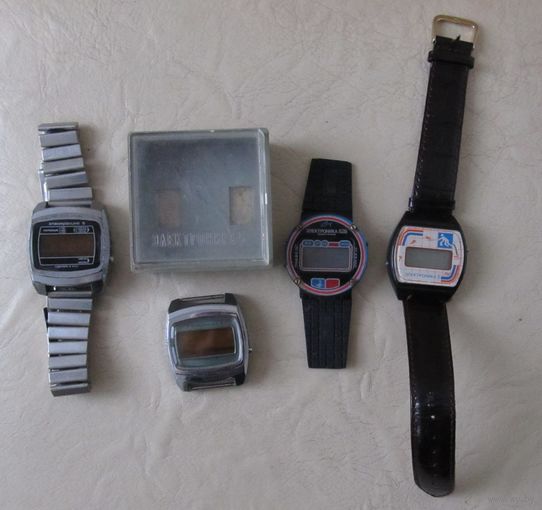 Все лоты с рубля.Часы Электроника