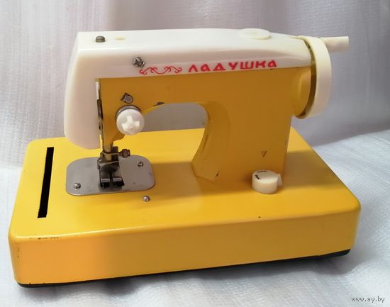 Детская игрушечная  швейная машинка "Ладушка" . Металлическая. СССР.