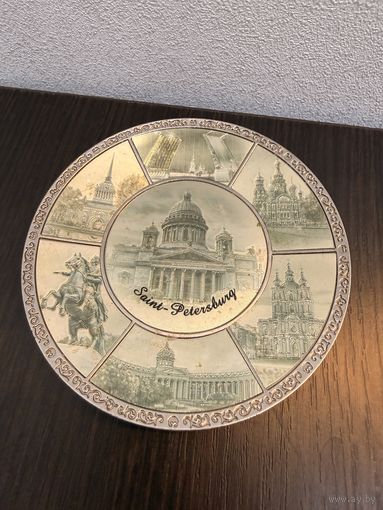 Сувенирная  декоративная тарелка с изображением достопримечательностей Санкт-Петербурга