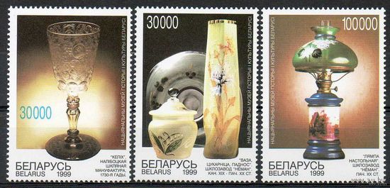 Художественное стекло Беларусь 1999 год (320-322)  3 марки **