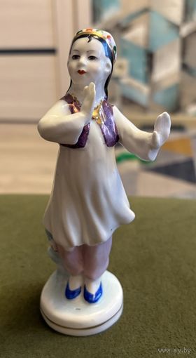 Статуэтка Фарфоровая Танцующая узбечка . Дулёво
