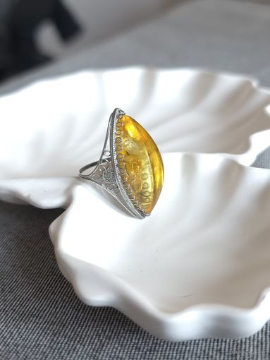 Винтажное кольцо из янтаря медового оттенка, мельхиор