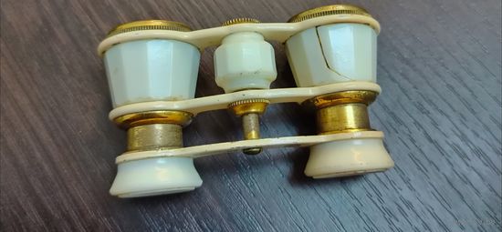 Винтажный театральный бинокль времен СССР в рабочем состоянии маленькая трещинка на пластике на корпусе не на что не влияет отдаляет и приближает линзы все в порядке .