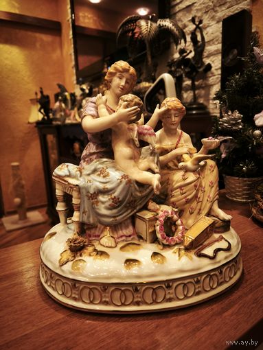 Большая сюжетная фарфоровая статуэтка