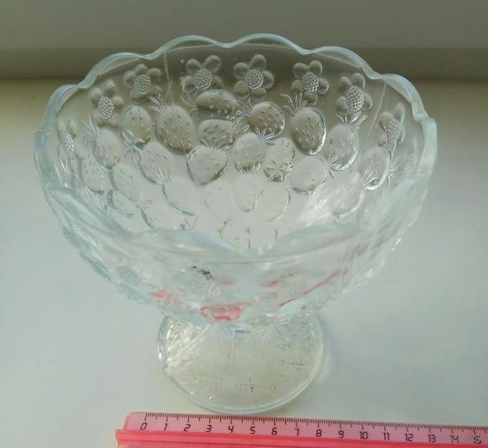 Конфетница салатница ваза стеклянная на ножке как хрустальная.