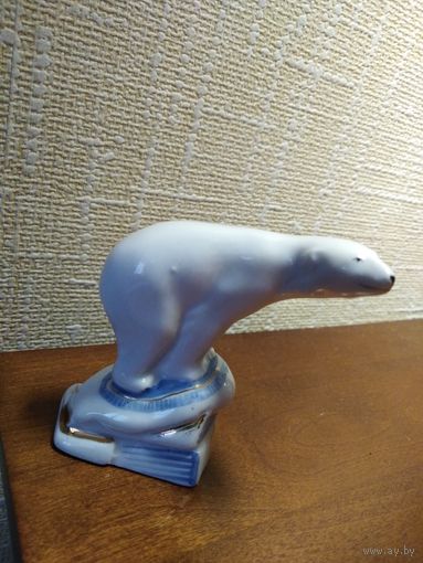 Белый медведь на льдине