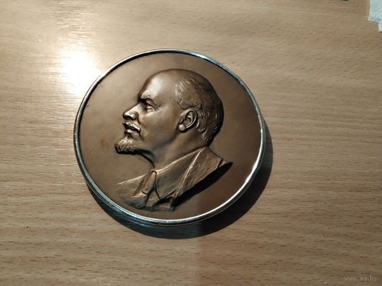 Барельеф В.И.ЛЕНИН