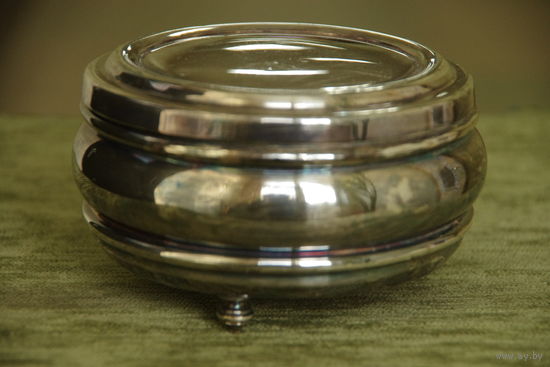 Шкатулка с серебрением (  диаметр 11,5 см , высота 7 см )