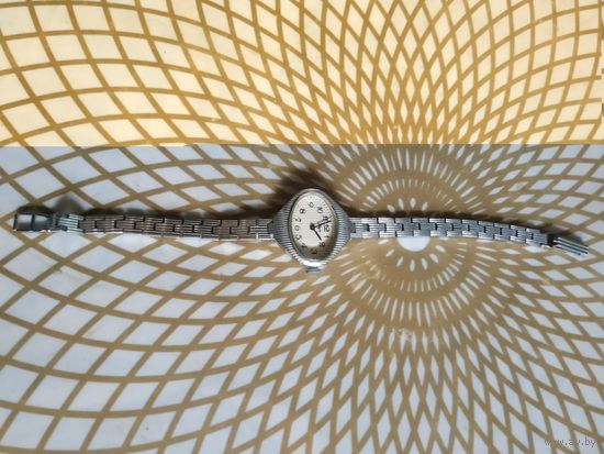 Часы наручные с браслетом ЛУЧ , знак качества, тикают. Состояние на скане.