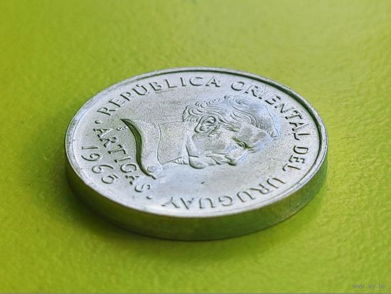Уругвай. 20 сентесимо 1965. Брак, раскол и мини-выкус по гуртовому ободку. Монета найдена в наборе "Монеты и Банкноты. DeAgostini". Торг.