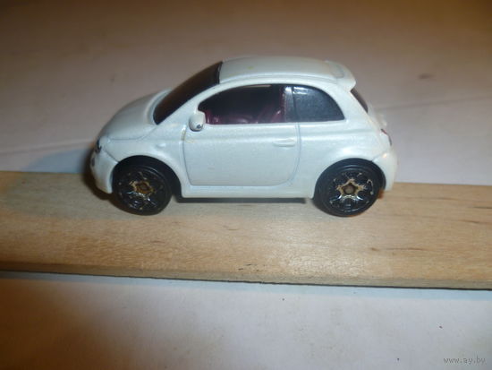 Модель машинки FIAT 500. Mattel-HotWheels.масштаб 1:59-60.